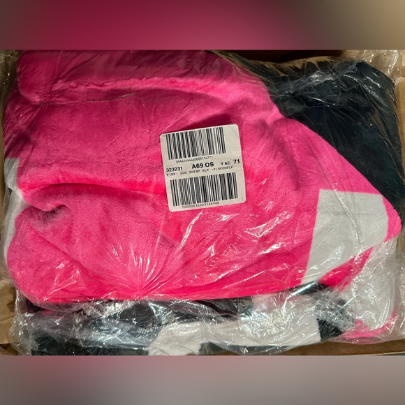 NIP PINK VICTORIA’S SECRET SHERPA BLANKET IN PINK ON FLEEK - Picture 5 of 5
